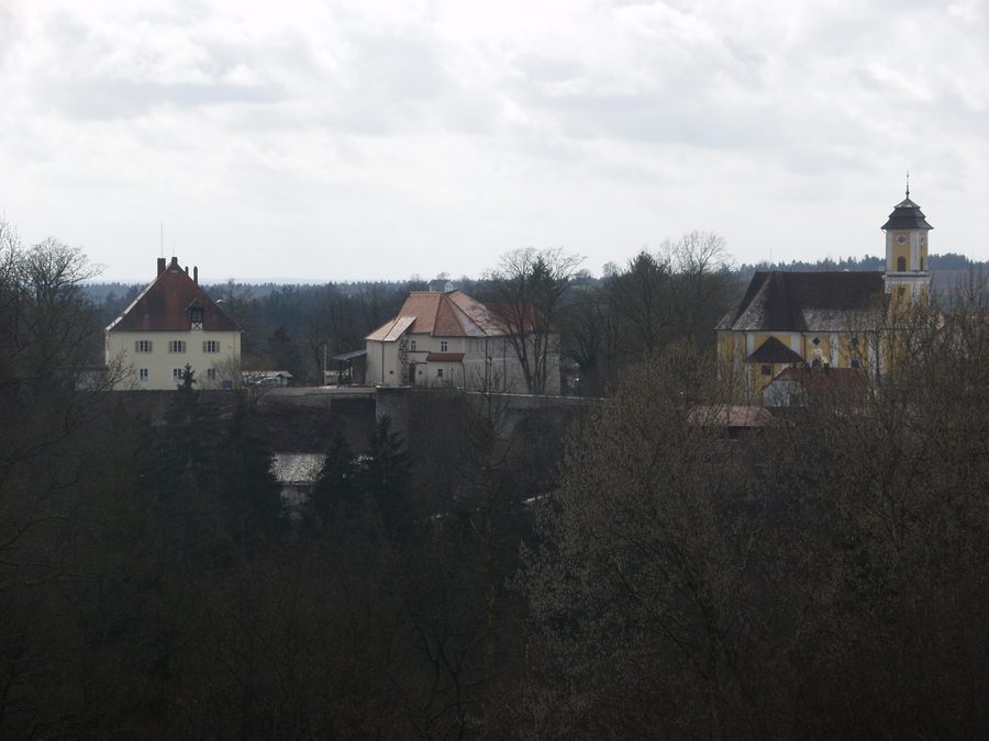 Burganlage Mitterfels mit Kirche St. Georg, Rathaus und ehemaligem Gefängnis