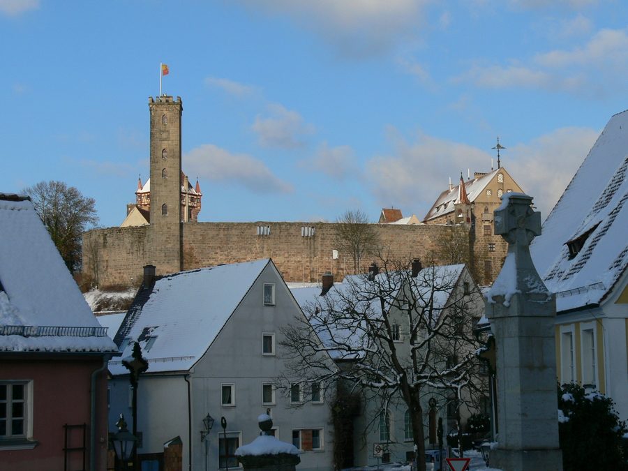 Burg Abenberg über der historischen Altstadt, gesehen von der Pfarrkirche St. Jakobus.