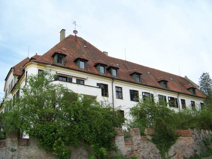 Schloss Tunzenberg mit dreiflügeligem Schlossbau und geschlossenem Innenhof