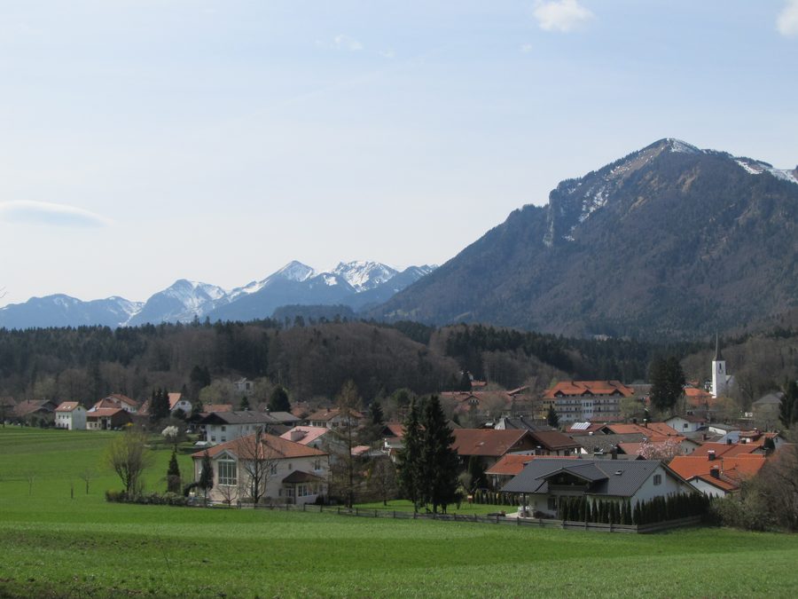 Blick auf Marquartstein mit Hochplatte und Geigelstein