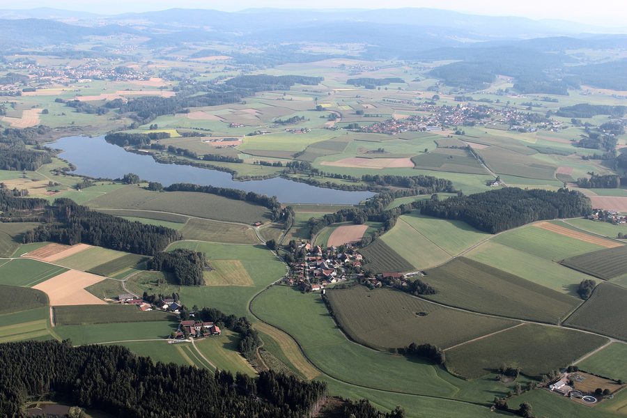 Blick über den Silbersee bei Treffelstein mit Tiefenbach im Hintergrund