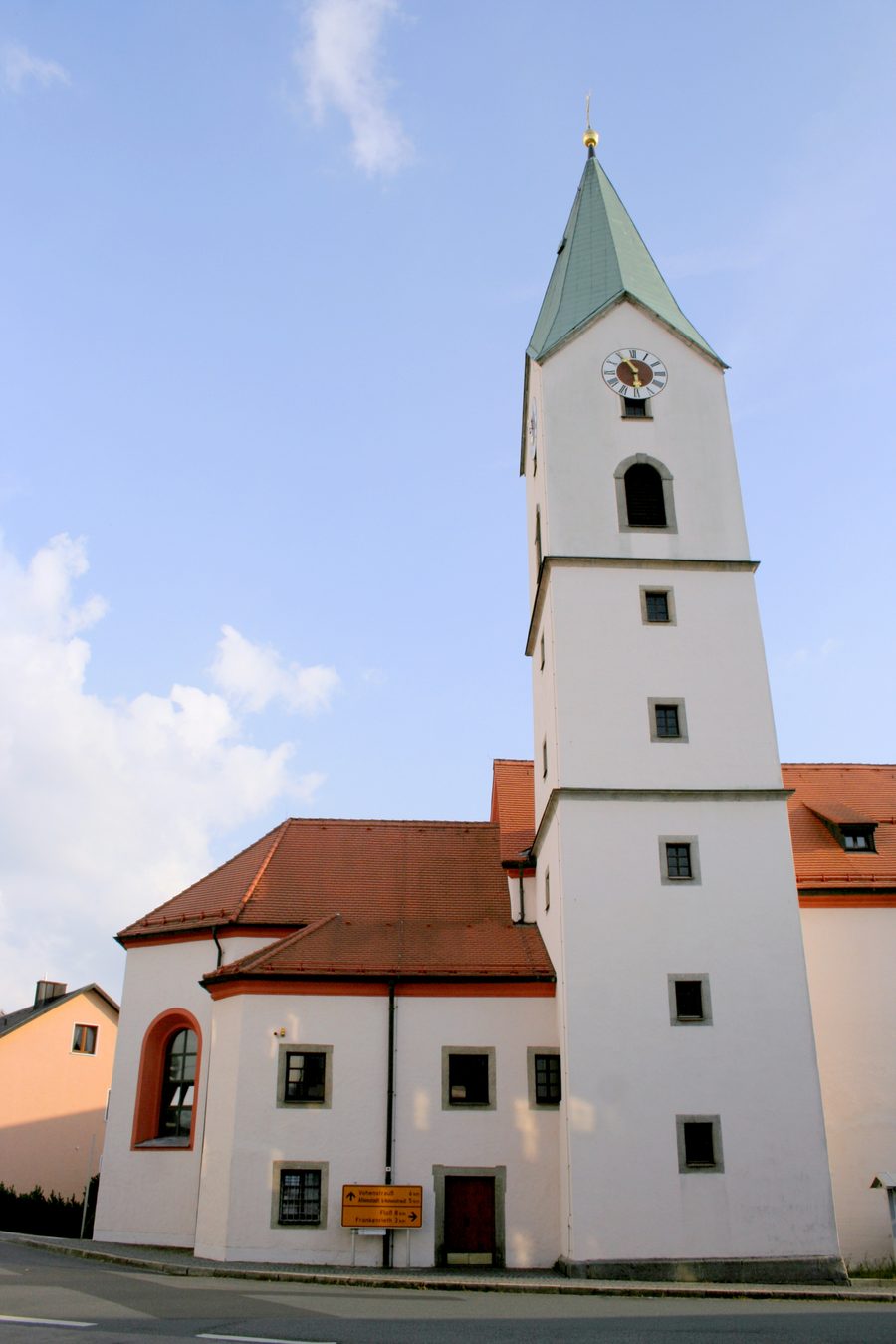 Pfarrkirche St. Sebastian im Ortskern von Waldthurn