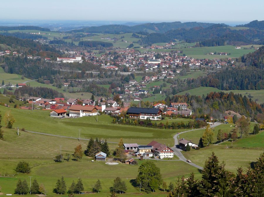 Blick auf Steibis und Oberstaufen vor der Allgäuer Berglandschaft