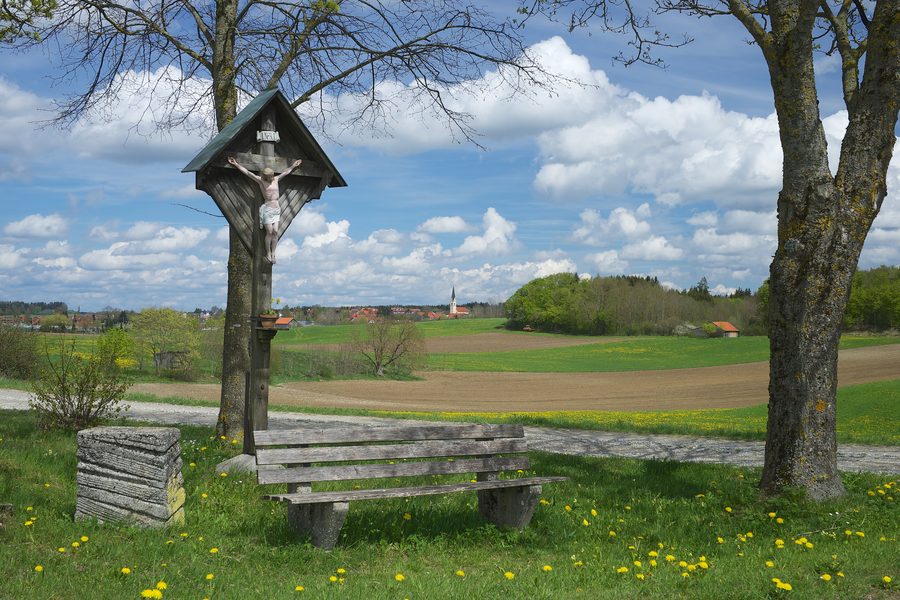 Feldkreuz bei Hagenheim mit Blick auf Hofstetten im Landkreis Landsberg am Lech