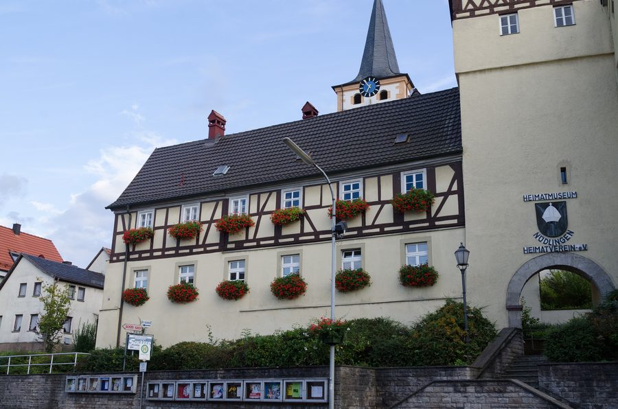 Historischer Torturm in Nüdlingen, in dem sich das Heimatmuseum befindet