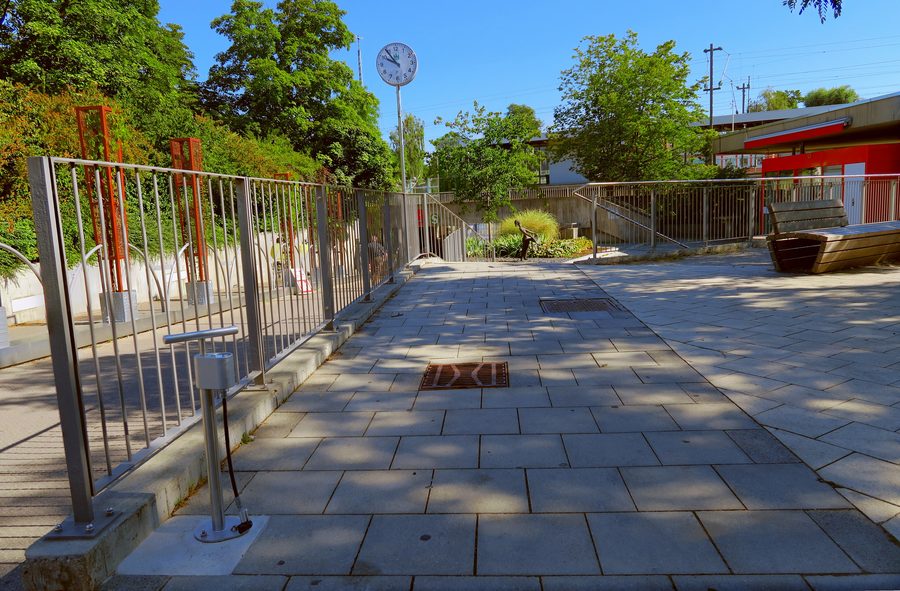 Südlicher Zugang zur S-Bahn-Station Gröbenzell mit Fahrradluftpumpe