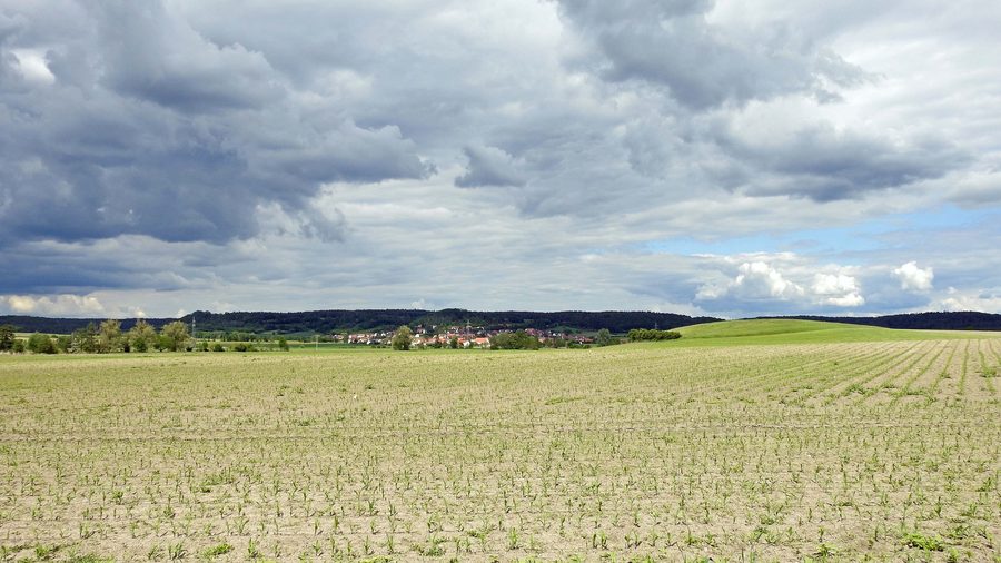 Baudenbach von Südwesten vor der waldreichen Landschaft des Steigerwalds