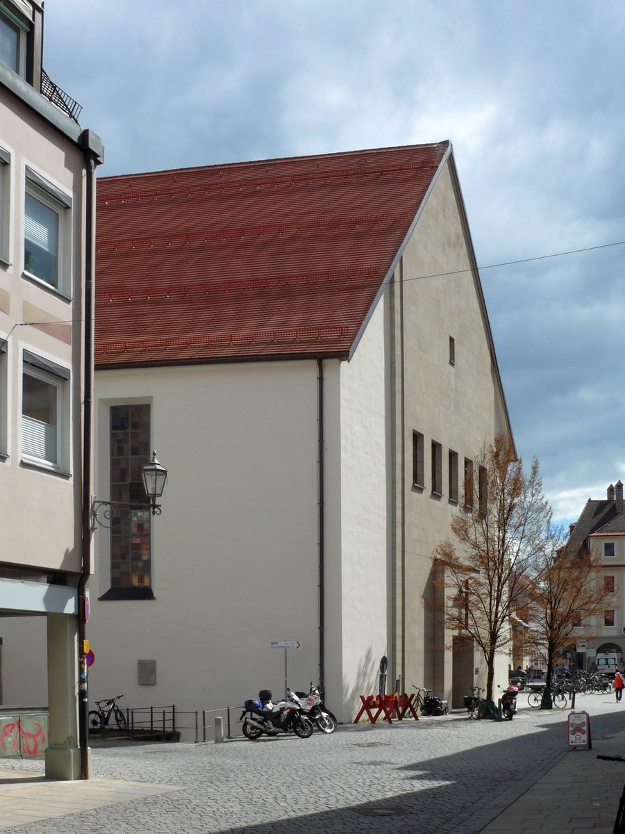 Kirche St. Johann Baptist am Memminger Marktplatz mit dem wieder zutage tretenden Stadtbach
