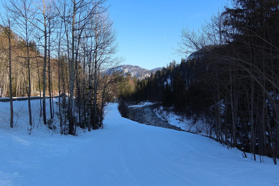 Loipen und Wanderweg parallel zur Weißach Richtung Kreuth