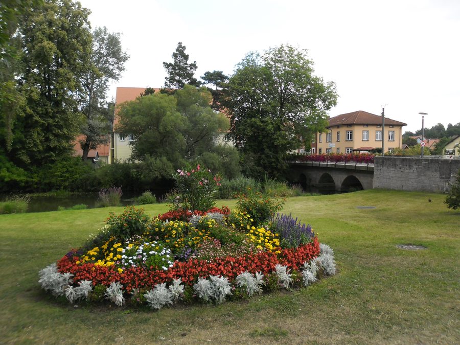 Blumenrabatte vor der Sulzachbrücke in der westlichen Altstadt von Feuchtwangen