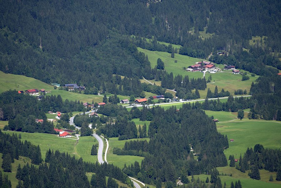 Obergschwend bei Unterjoch im Allgäu vor alpiner Landschaft