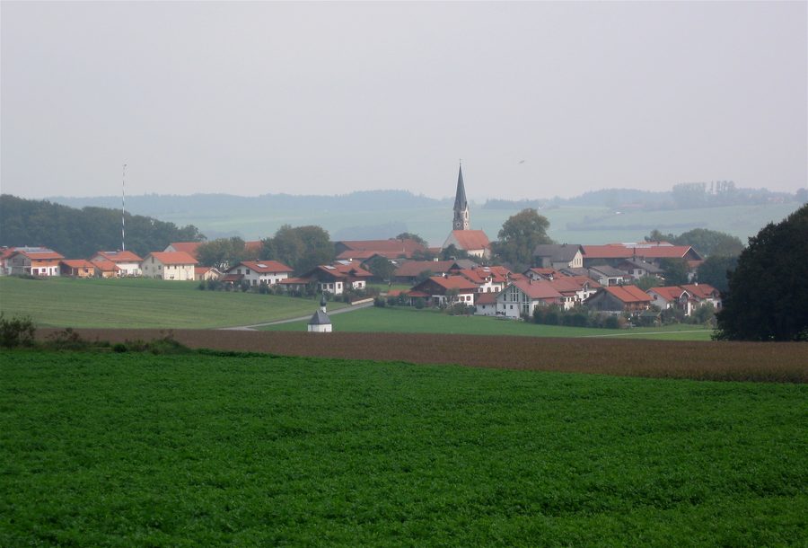 Ländliche Landschaft in Berganger, einem Ortsteil der Gemeinde Baiern im Landkreis Ebersberg