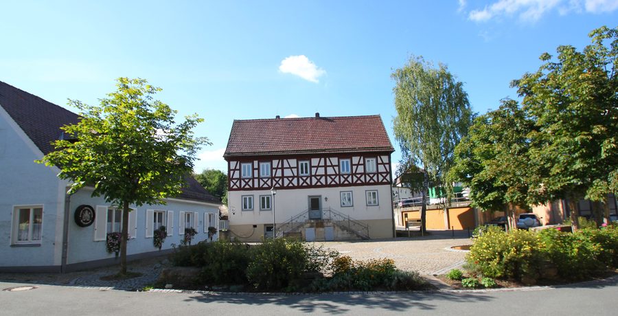 Paradiesplatz mit altem Rathaus und Brauer- und Büttnermuseum in Weißenbrunn