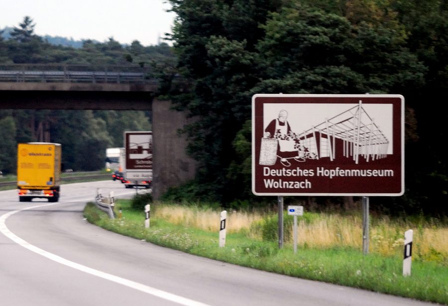 Hinweisschild zum Deutschen Hopfenmuseum Wolnzach