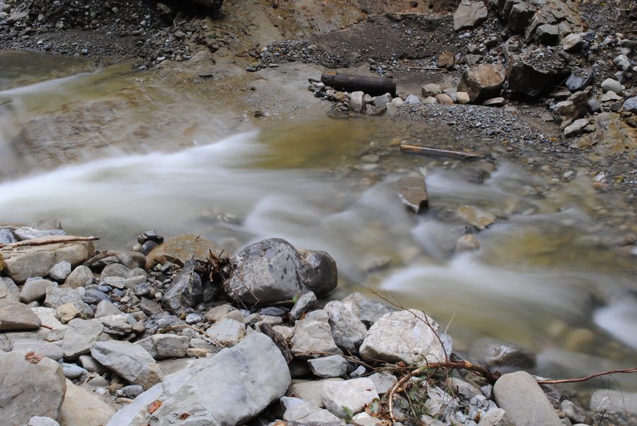 Hausbachklamm mit Bachlauf und bewaldeten Hängen