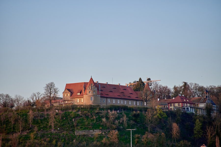 Schloss Frankenberg in Weigenheim in einer Landschaftsansicht