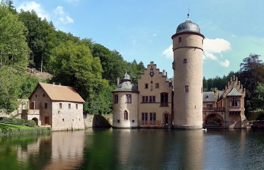 Wasserschloss Mespelbrunn mit Wassergraben im Spessart