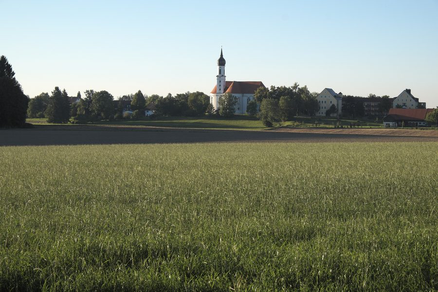 Außenansicht der Wallfahrtskirche Zur Schmerzhaften Muttergottes in Vilgertshofen