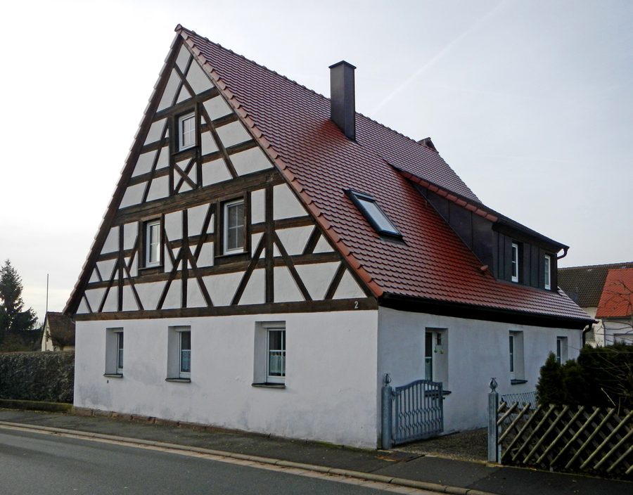 Sogenannte Schmiede, ein historisches Fachwerkgebäude in Heßdorf im Landkreis Erlangen-Höchstadt