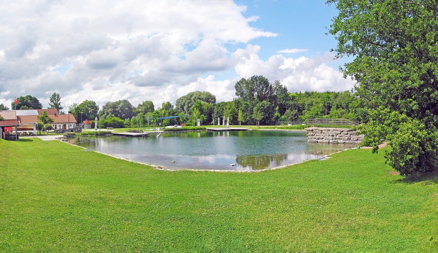 Naturbad Vierkirchen mit Wasserfläche und naturnaher Gestaltung