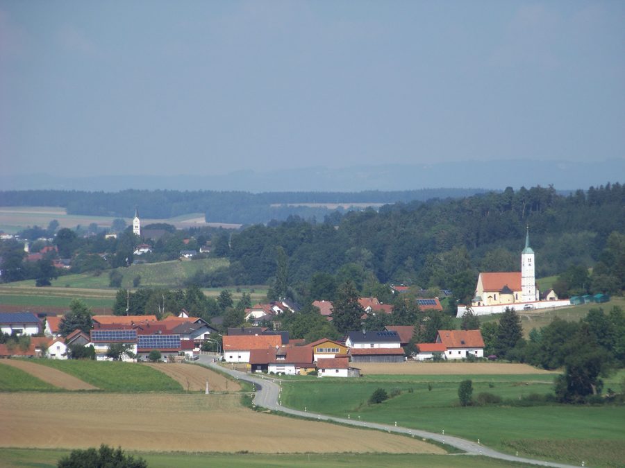 Ortsansicht von Greilsberg in der Gemeinde Bayerbach bei Ergoldsbach mit der Kirche St. Nikolaus und weiter Landschaft
