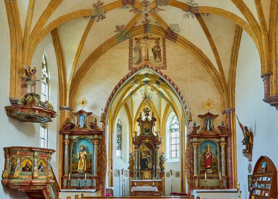 Blick zum Chor der Wallfahrtskirche St. Leonhard in Grongörgen bei Haarbach