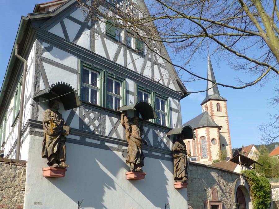 Historischer Meisnerhof in Erlabrunn mit Fachwerkdetails und Statuen vor der St.-Andreas-Kirche
