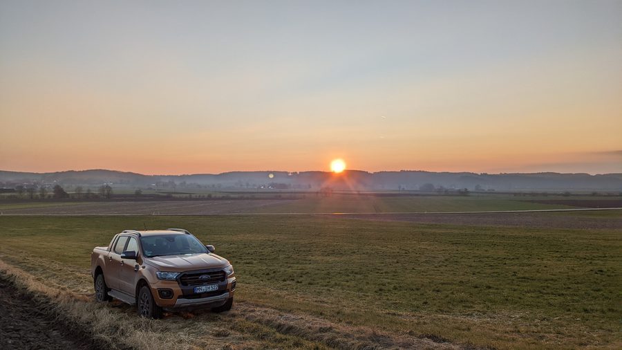 Winterlicher Sonnenuntergang über dem Flossachtal bei Tussenhausen im Landkreis Unterallgäu