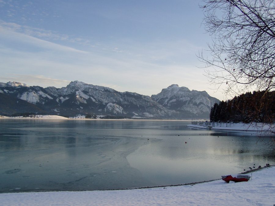 Winteransicht des Forggensees bei Dietringen mit Tegelberg und Säuling im Hintergrund