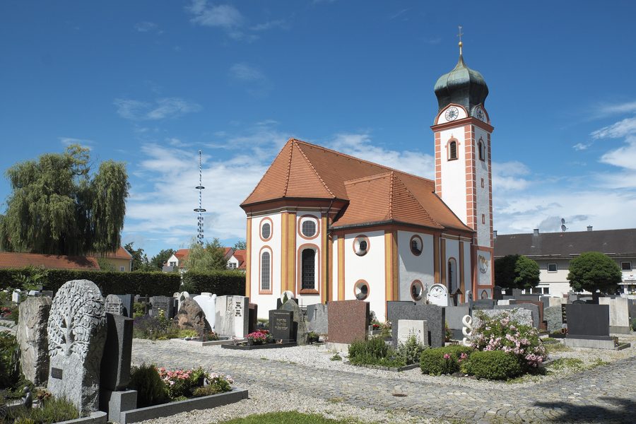 Alte katholische Pfarrkirche St. Nikolaus von Myra in Langenbach im Landkreis Freising