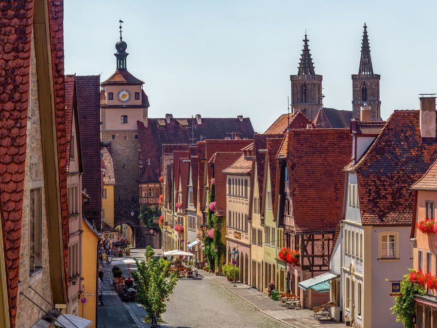 Galgengasse und Weißer Turm in Rothenburg ob der Tauber