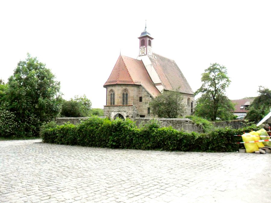 Ansicht von Puschendorf von Nordosten über den Grabenbereich der ehemaligen Wasserburg
