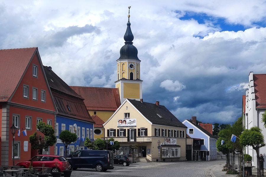 Marktplatz in Langquaid im niederbayerischen Landkreis Kelheim