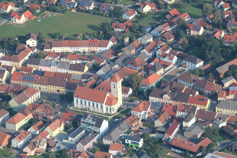 Ortskern von Rötz mit der Stadtpfarrkirche St. Martin im Landkreis Cham