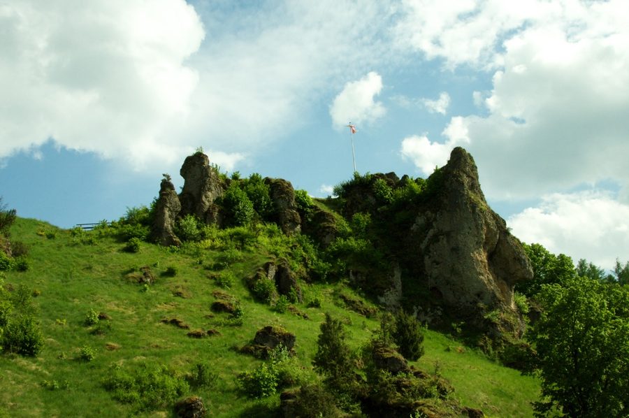 Landschaft der Fränkischen Schweiz mit bewaldeten Hügeln und offenen Feldern