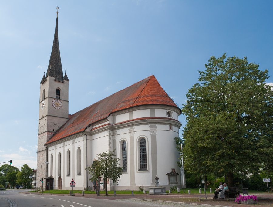 Pfarr- und Wallfahrtskirche Mariä Himmelfahrt in Halfing aus südöstlicher Richtung