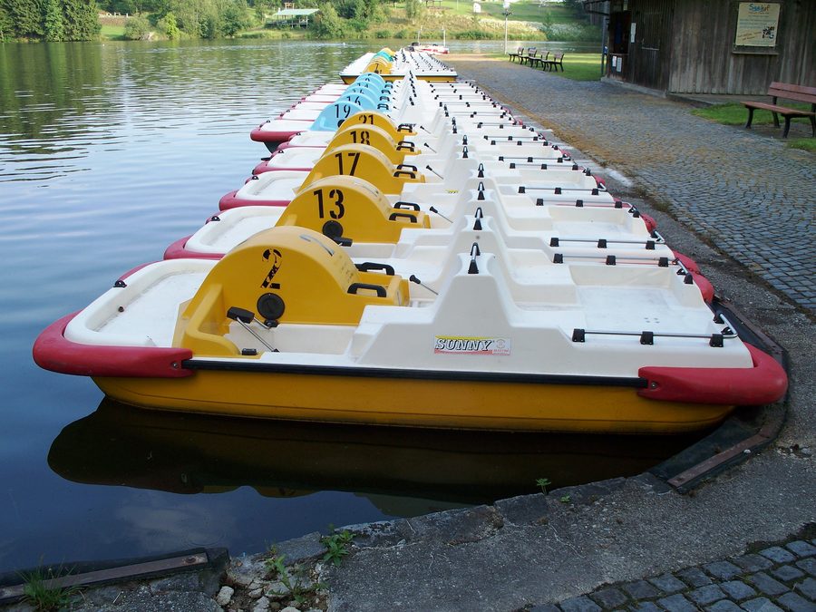 Tretboote auf dem Eginger See in Bayern