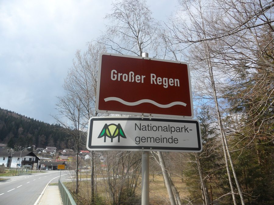 Ortseingang von Regenhütte mit Hinweisen auf den Großen Regen