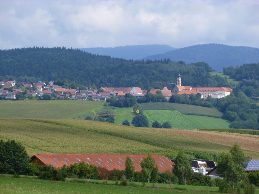 Blick auf das Klosterdorf Windberg mit der historischen Klosteranlage