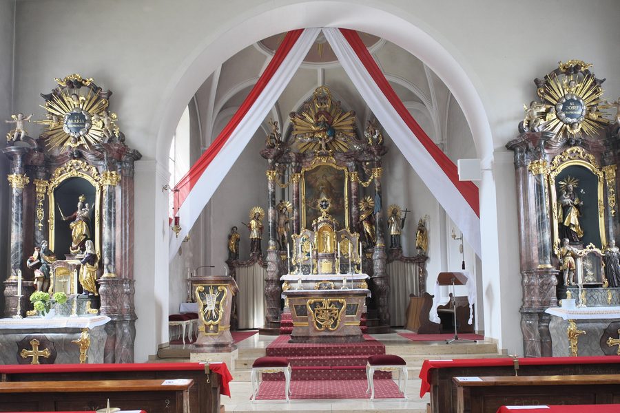 Innenraum der katholischen Pfarrkirche St. Laurentius in Denkendorf mit historischer Ausstattung