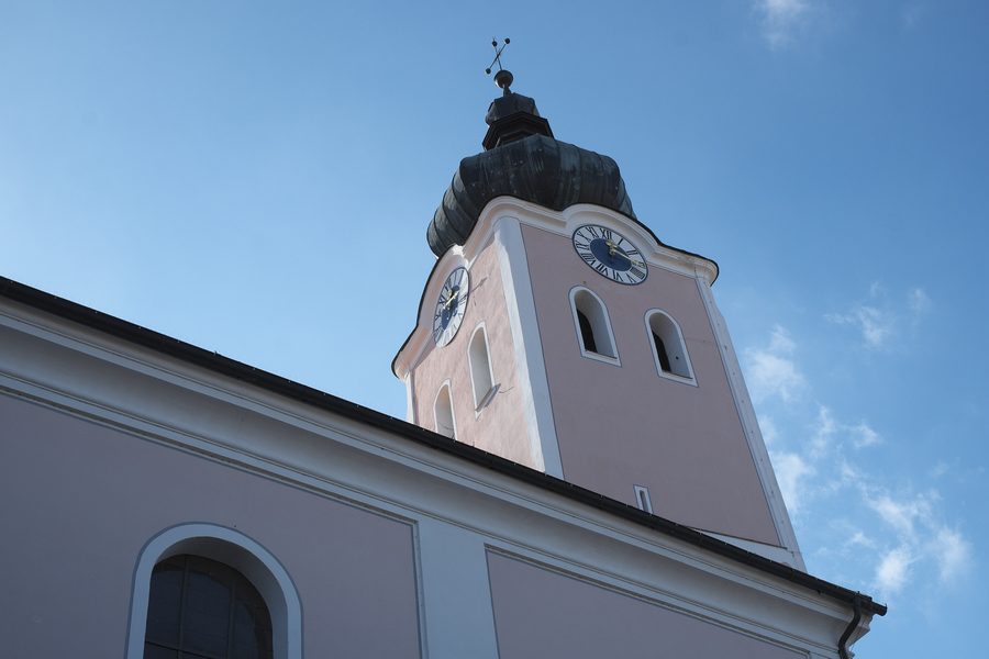 Glockenturm mit Zwiebelhaube der katholischen Pfarrkirche Mariä Himmelfahrt in Landau an der Isar