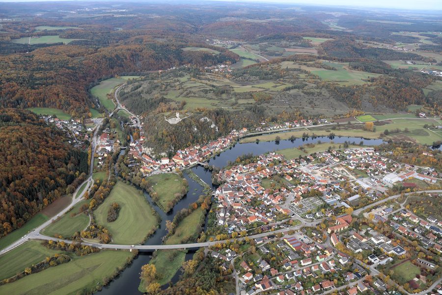 Die Vils mündet bei Kallmünz in die Naab.