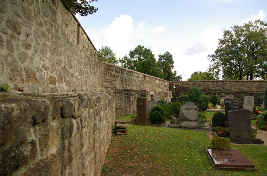 Kirche St. Veit in Veitsbronn mit Wehrmauer