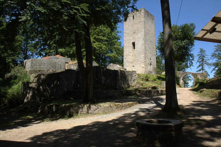 Burgruine Schwarzenburg nahe Rötz mit erhaltenem Bergfried