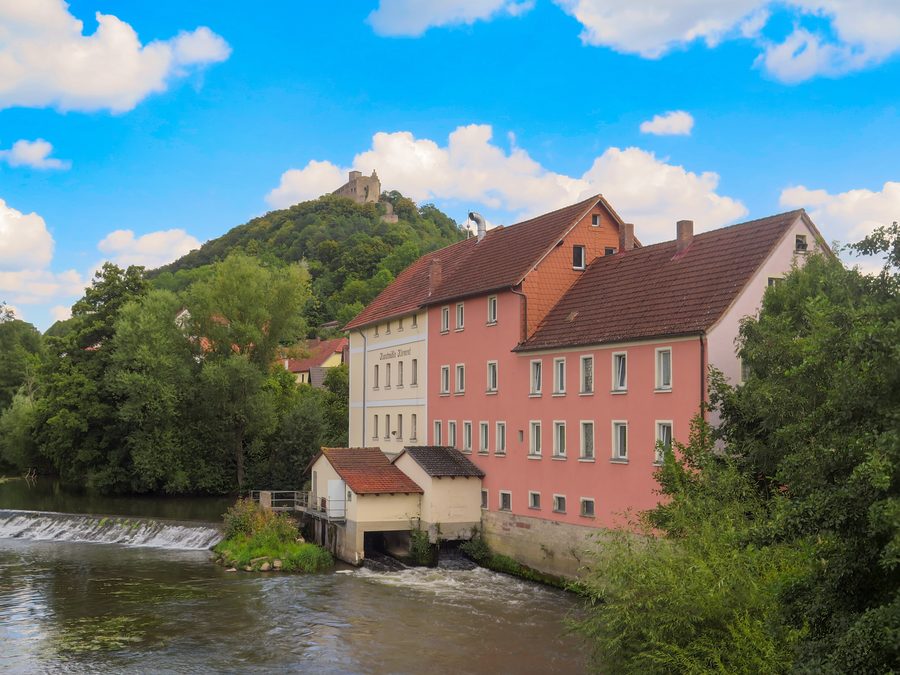 Fränkische Saale bei Trimberg mit Blick zur Trimburg