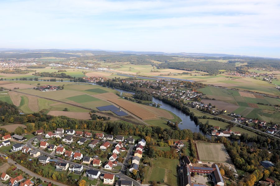 Die Naab bei Perschen mit Nabburg im unteren Bildbereich