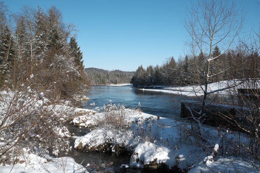 Blick auf die Isar bei Icking im Landkreis Bad Tölz-Wolfratshausen