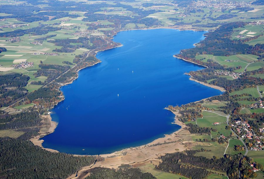Luftaufnahme des Simssees aus südwestlicher Richtung
