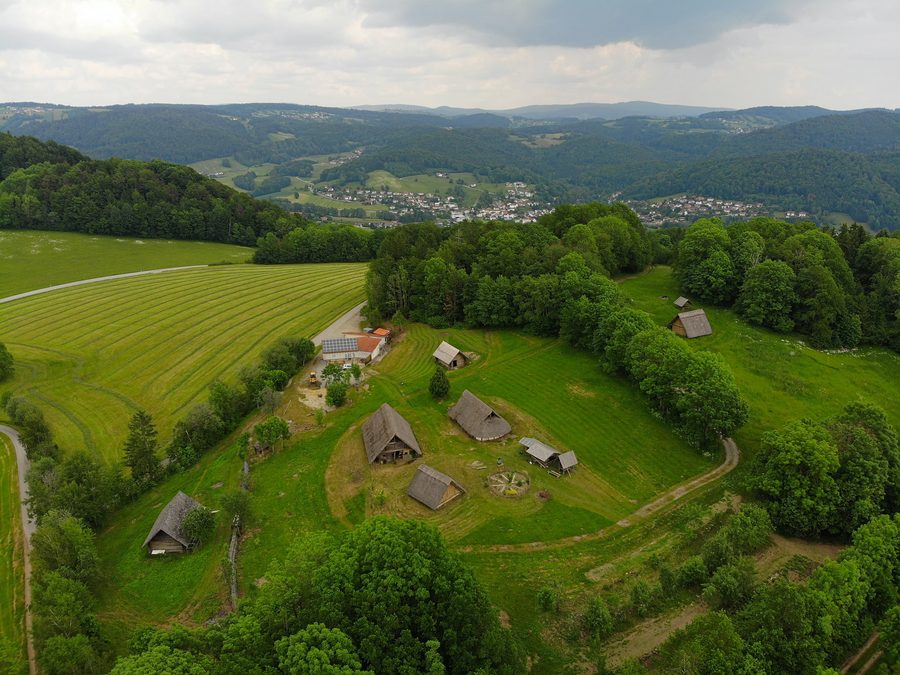 Luftaufnahme des Keltendorfs Gabreta in Ringelai mit rekonstruierten keltischen Häusern