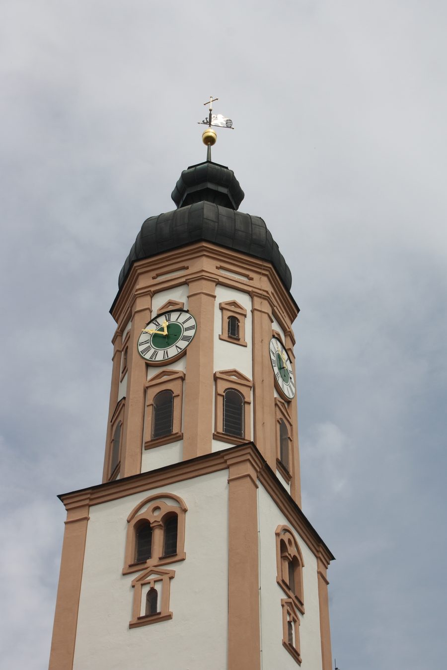 Zwiebelturm der katholischen Pfarrkirche St. Martin in Horgau im Landkreis Augsburg